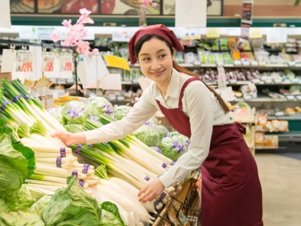 青果加工スタッフ【青果のカットやパック詰めラベル貼りなど】の画像