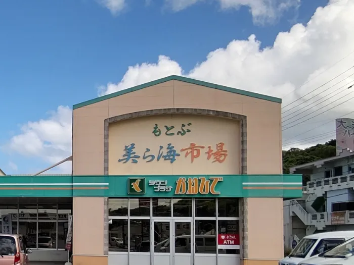 セルフレジ導入店舗でのレジスタッフの画像