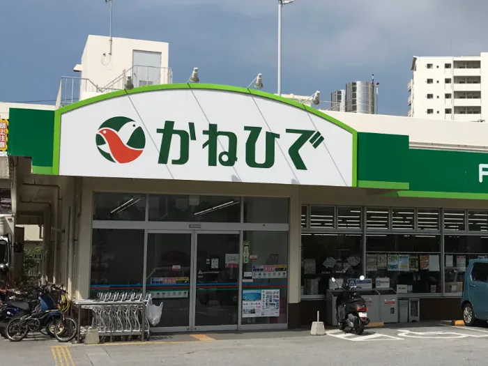 セルフレジ導入店舗でのレジスタッフの画像