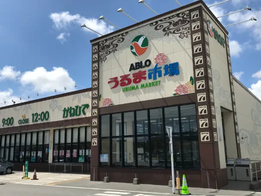 セルフレジ導入店舗でのレジスタッフの画像