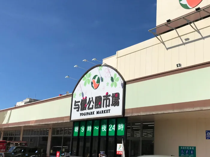 セルフレジ導入店舗でのレジスタッフの画像