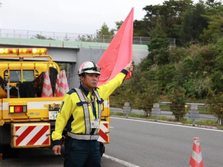 （短期可）見守り警備スタッフ【沖縄自動車道での車両の安全誘導及び監視業務】の画像