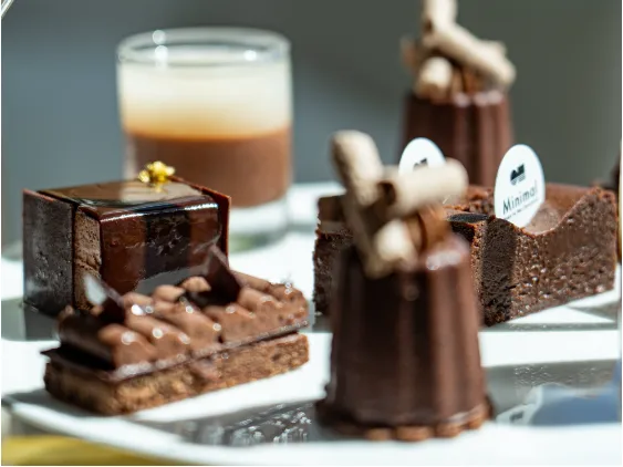 チョコレートブランドカフェの販売スタッフの画像