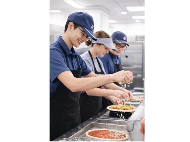 基地内コンビニ店内のピザ屋で接客調理スタッフ【注文受付や調理】の画像