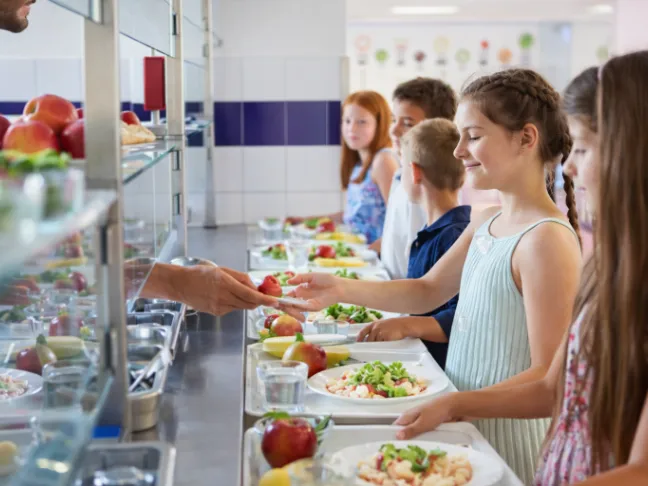 調理補助スタッフ【キャンプフォスター内の学校カフェテリアでの調理補助】の画像