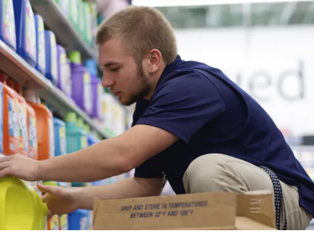 キャンプシュワブ内ショッピングモールでの倉庫内スタッフの画像