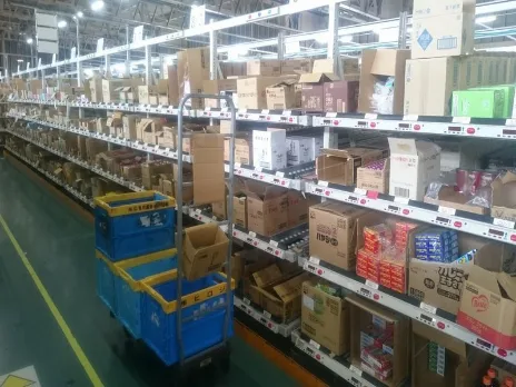 倉庫内作業【食品やお菓子の集荷ピッキング及び分配や仕分け作業ほか付随する業務】の画像