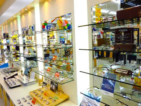 店内販売スタッフ【お客様の視力測定や商品のご提案など】の画像