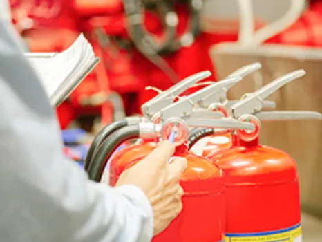 自動火災報知設備工事現場作業員の画像