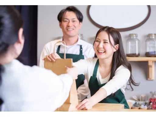 お土産販売スタッフの画像