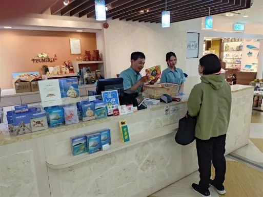 お土産販売スタッフの画像