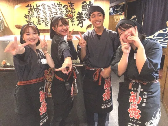 ホールスタッフ【お席への案内やオーダー確認及びお料理の提供など】の画像