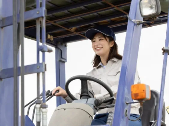 (未経験可)仕分けスタッフ【フォークリフトと端末を使っての商品移動や配置作業】の画像