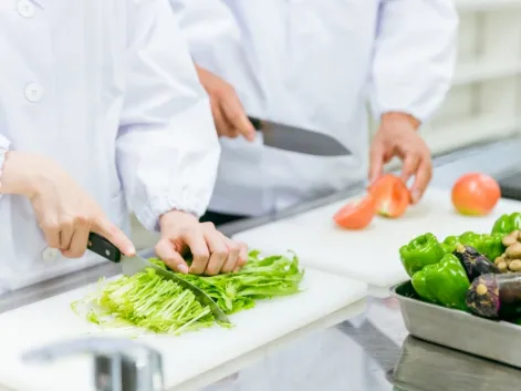(無資格・未経験可)調理サポートスタッフ【食材の切り分けや食器洗浄など】の画像