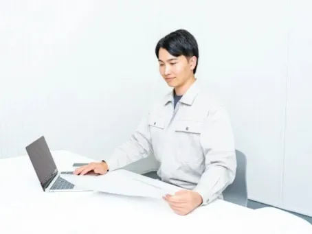 現場事務スタッフ【基地内で安全書類や翻訳のサポートなど】の画像