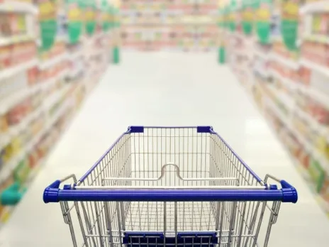 スーパーでの品出しスタッフの画像