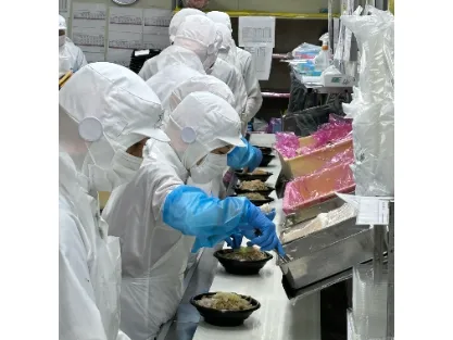 具材盛付スタッフ【調理麺の具材をトッピングする業務】の画像