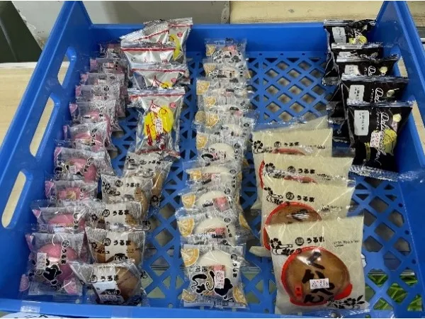 和洋菓子の仕分けスタッフの画像