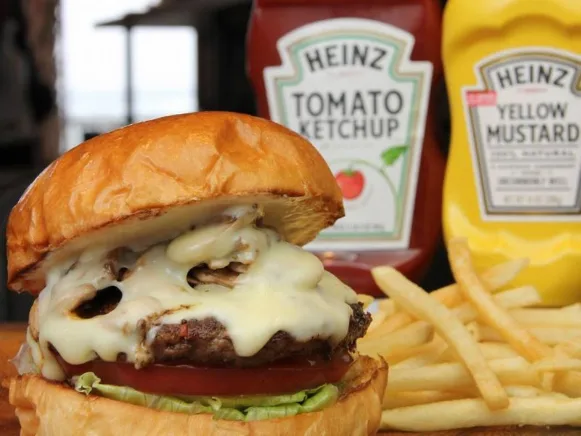 カフェスタッフ【バーガーショップでの接客や配膳などのお仕事】の画像