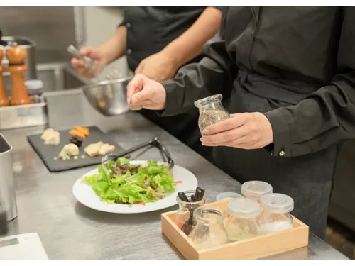 厨房リーダー【船上レストランの調理統括およびメニュー開発やキッチン指導】の画像