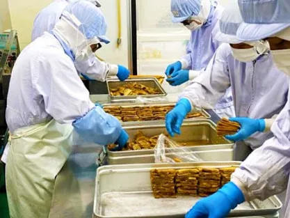 沖縄特産品の製造スタッフの画像