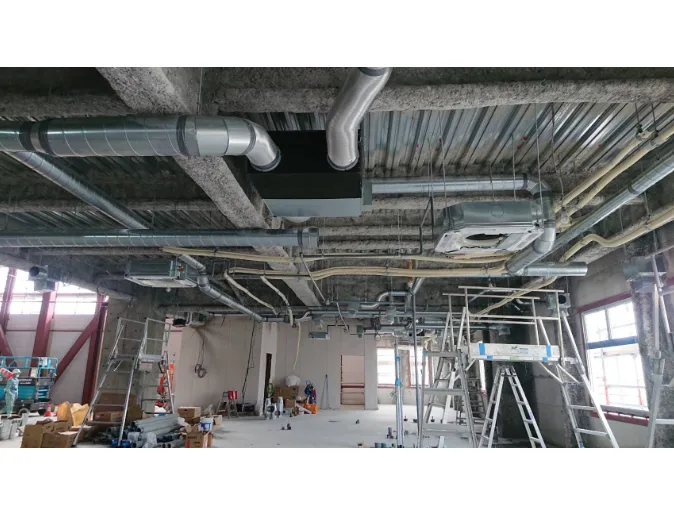 現場作業員【クーラーや換気扇の取り付け及び配管工事】の画像