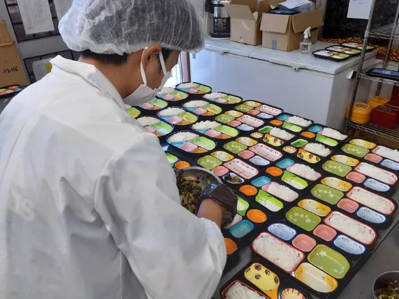 (未経験可)お弁当盛り付けスタッフ【決まったメニューの簡単盛り付け作業】の画像