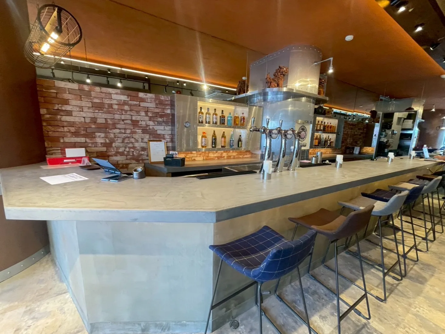 店舗スタッフ【新規OPENしたビアバーで接客およびBARフード調理のしごと】の画像