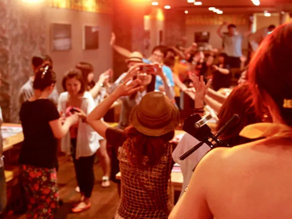 店舗案内スタッフ【沖縄民謡居酒屋の店頭でお客様に入店ご案内のしごと】の画像