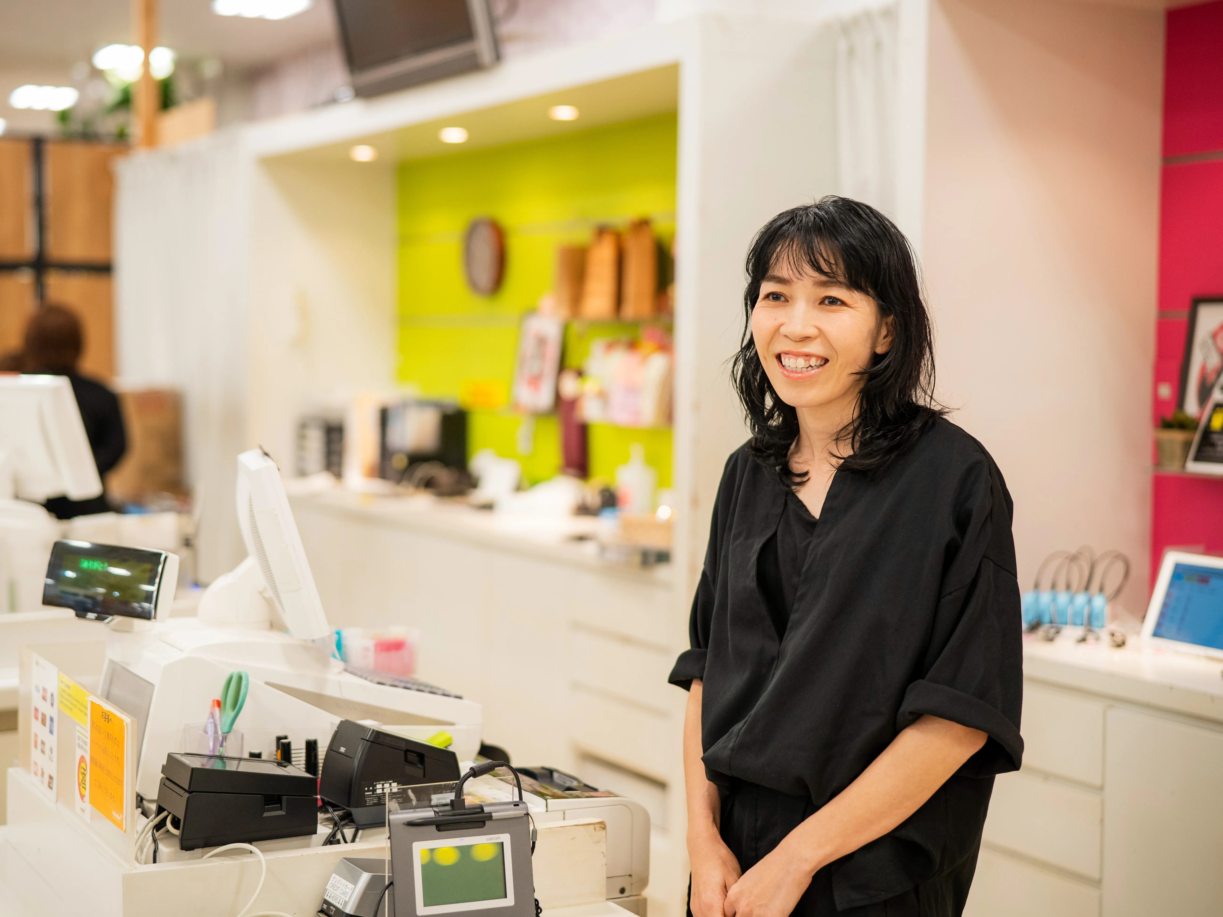 店舗運営スタッフ【レジやデータ入力および接客などのご成約受付業務】の画像