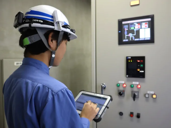 施設系技術職（電気職）【沖縄自動車道の電気設備等に関する維持管理や工事など】の画像