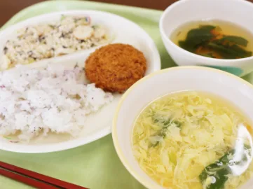 調理員【給食の調理や配送および食器や調理場の洗浄など】の画像