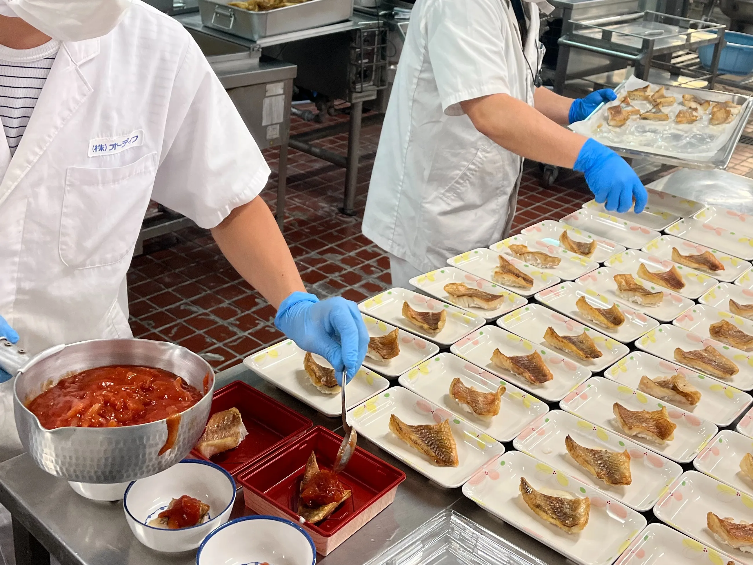 調理補助スタッフ【学校給食の調理補助および食器や調理場の洗浄など】の画像