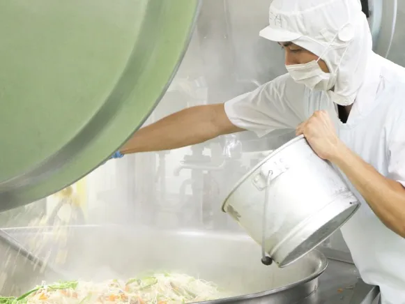 調理補助スタッフ【給食の調理補助および食器や調理場の洗浄など】の画像