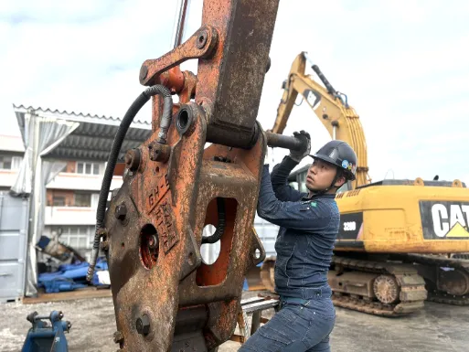 建設機械アタッチメントの配送・取付スタッフの画像