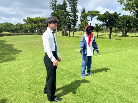 キャディー【クラブ受渡しやボールの行方チェック及びコース案内等】の画像