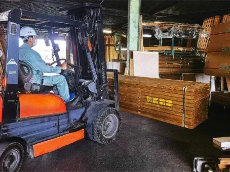 建築資材運搬・倉庫作業スタッフ【資材をトラックへ積み現場へ届けるオシゴト】の画像
