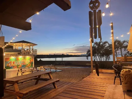 しゃぶしゃぶ専門店でのホールスタッフの画像