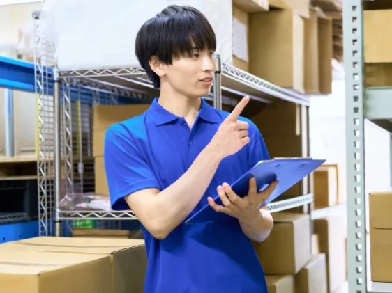 倉庫作業スタッフ【お菓子等のお土産品の検品や搬入および陳列など】の画像