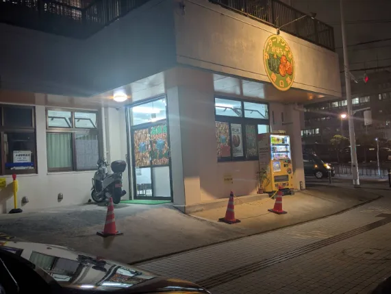 サーターアンダギーの外販スタッフの画像