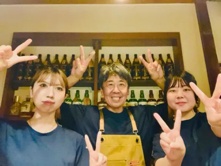 店内スタッフ【接客などのホール業務や簡単なドリンク作りなど】の画像