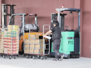 倉庫内スタッフ【フォークリフトを使用した飲料水の仕分け作業を行うお仕事】の画像