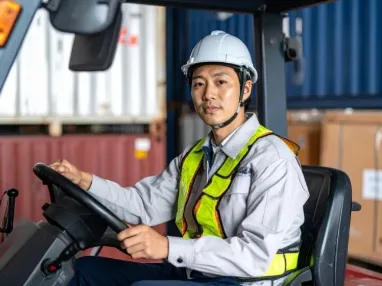 フォークリフト作業員【定温倉庫内でのコンビニ商品や日用品を取り扱う軽作業】の画像