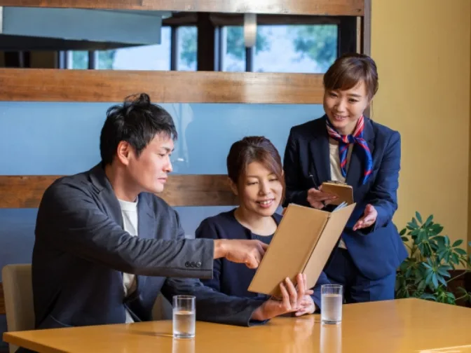 (未経験可)ホールスタッフ【ホテル内カフェでの配膳やドリンク提供などのお仕事】の画像