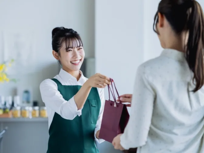 (未経験可)ケーキ販売スタッフ【洋菓子店での販売や接客およびレジなど】の画像