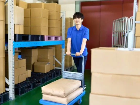 軽作業スタッフ【日用品や食品などの搬入および検品や積み込み作業など】の画像