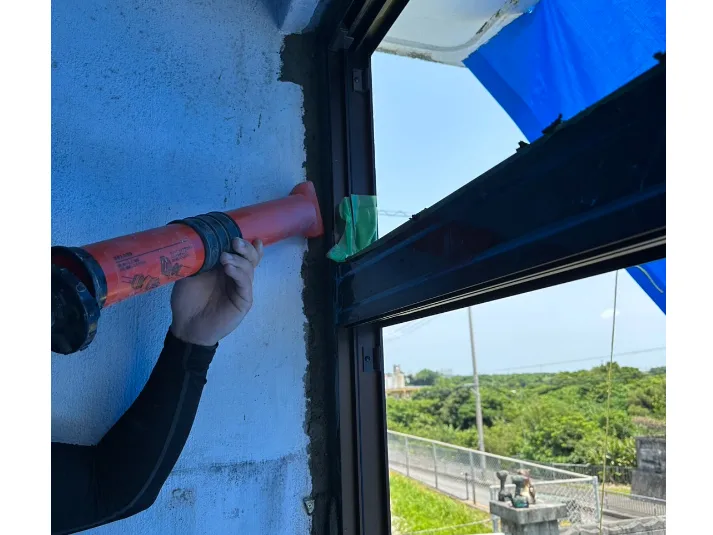 左官工スタッフ【個人住宅の防音工事作業現場にてサッシの枠埋めなど】の画像