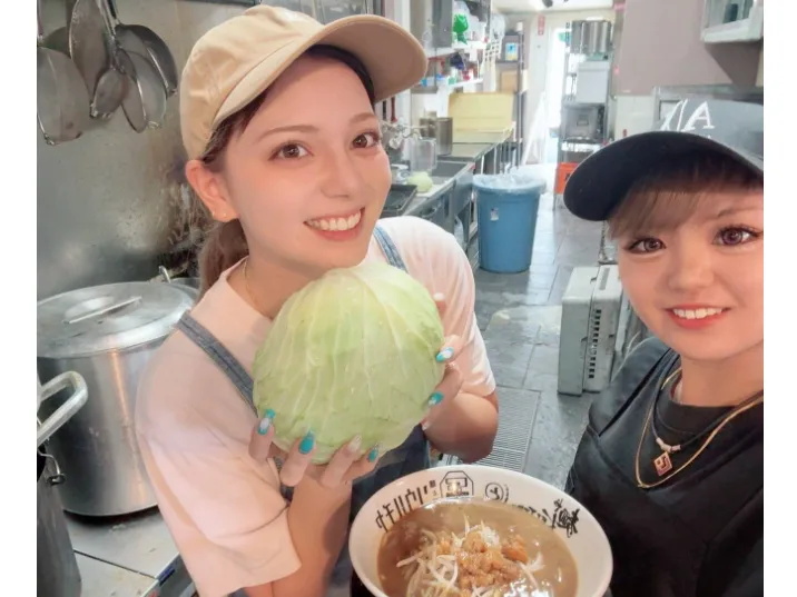 キッチン兼ホールスタッフ【ラーメンの盛り付けや配膳など】の画像