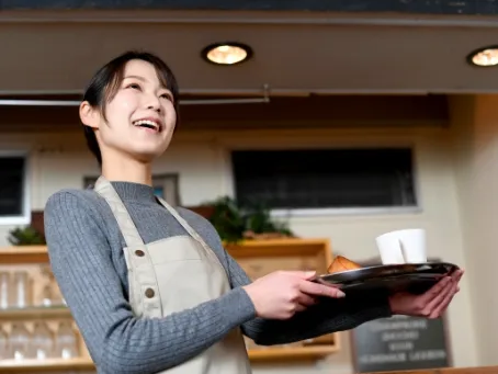 ホールスタッフ（未経験可）【ステーキ専門店での接客や配膳など】の画像