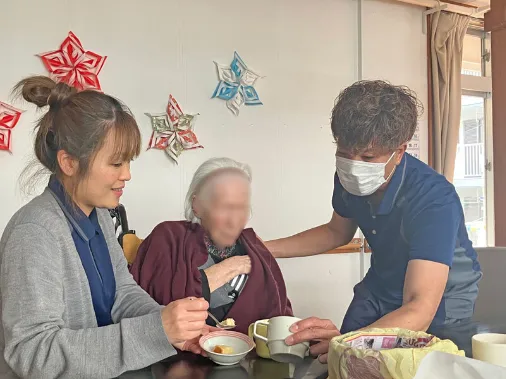 介護スタッフ(無資格可)【食事や入浴および移動介助など】の画像